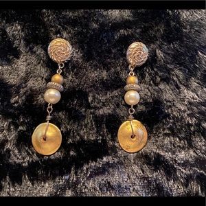 Gold earrings w/ design